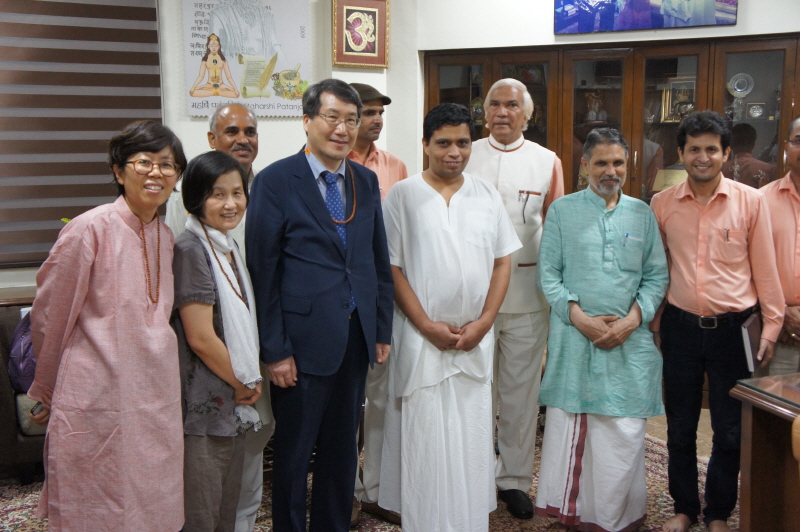 인도 방문한 기관 관계자들과 기념촬영