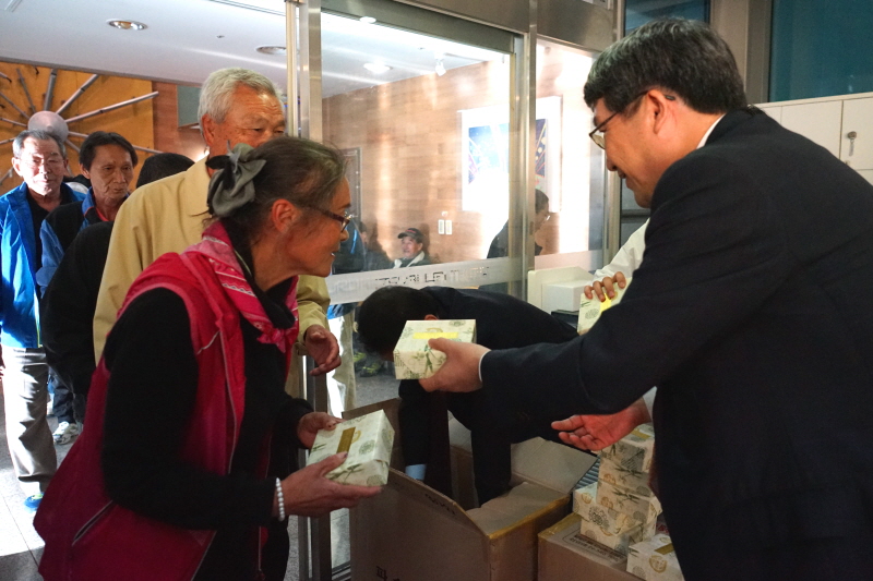 기념품 전달 모습