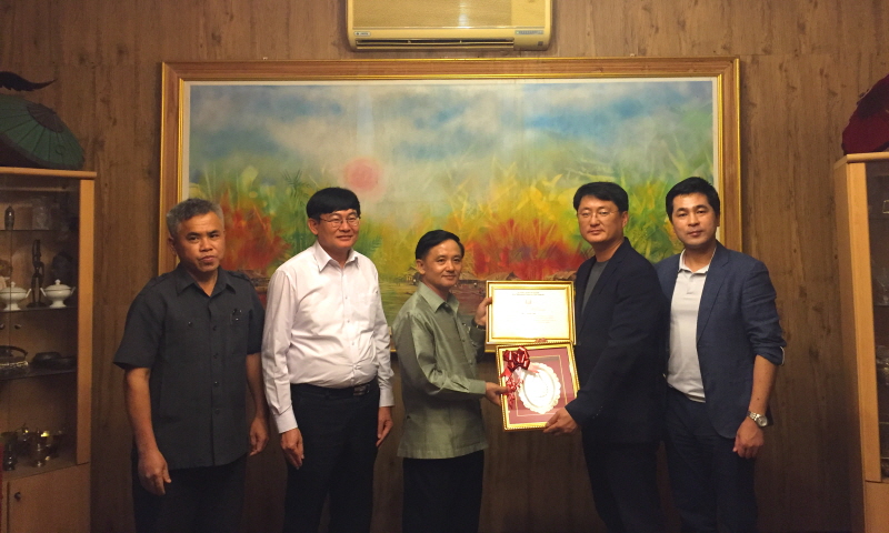 양 기관 관계자 상패 전달 기념촬영