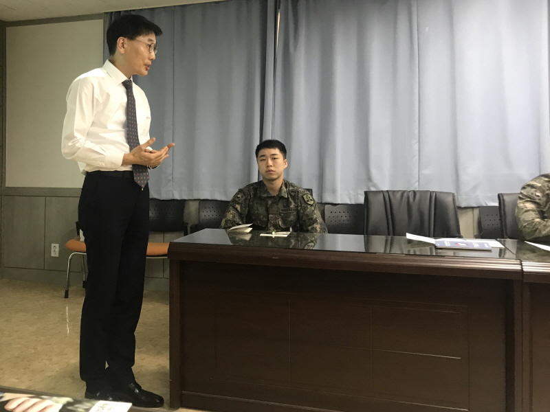 학교 생활에 대해 설명하는 신이철 교수