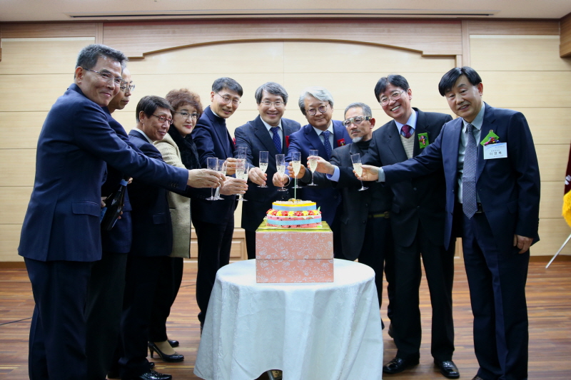 축배를 나누는 모습