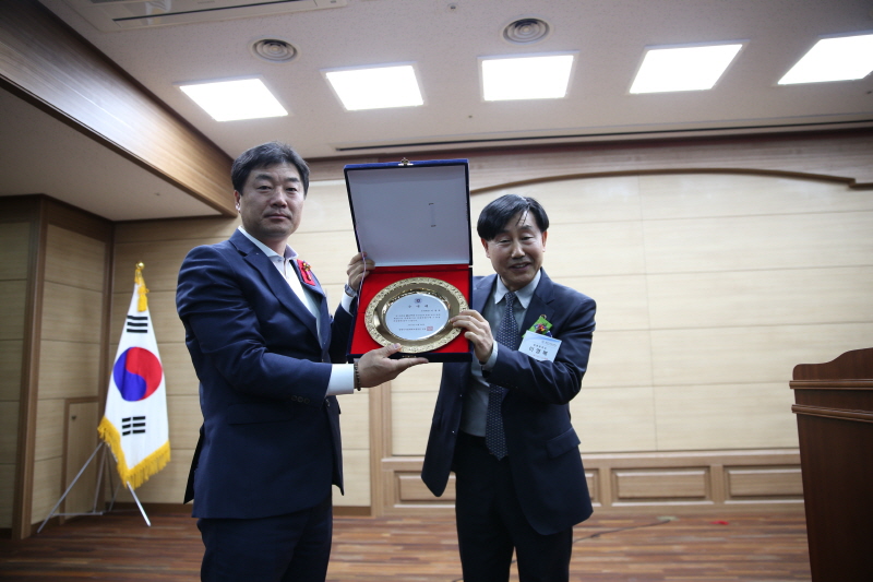 이영복 총동문회장이 추대패를 수여받는 모습