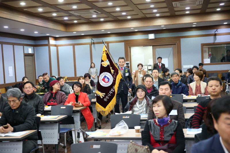 최원오 학생회장이 총동문회 기를 전달하기 위해 입장하는 모습