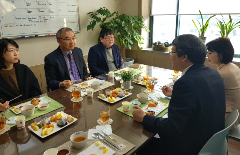 담소 나누는 관계자들