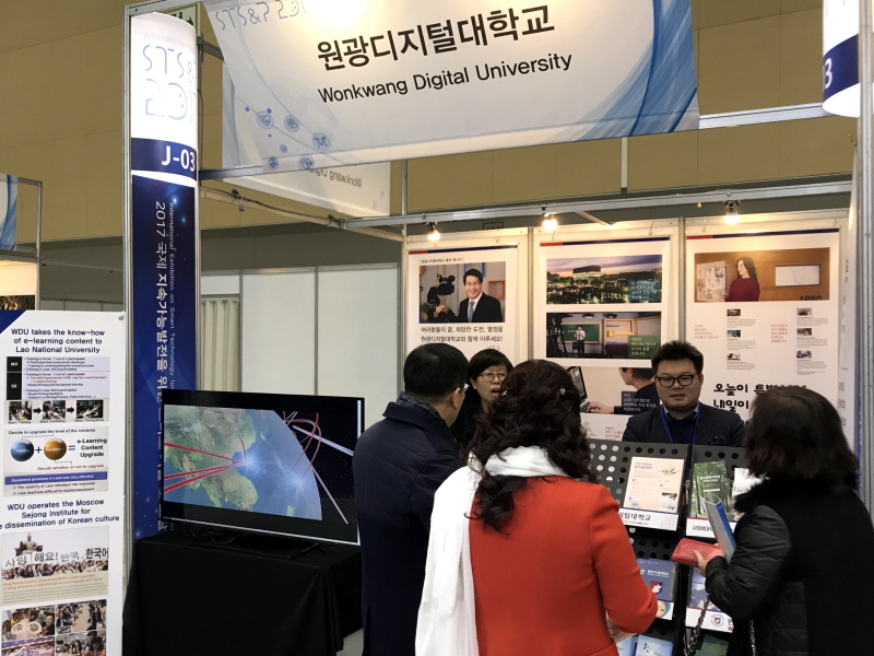 홍보 부스를 둘러보는 관람객들