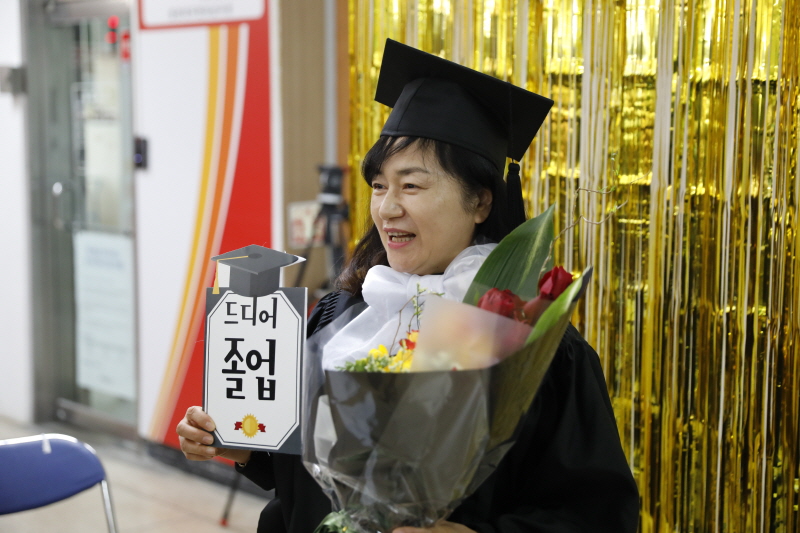 포토이벤트 참여하는 졸업생들2