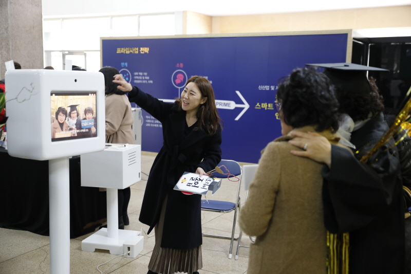 포토이벤트 참여하는 졸업생들