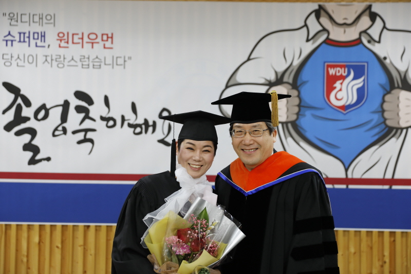 총장님과 기념촬영하는 졸업생들2