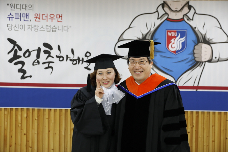 총장님과 기념촬영하는 졸업생들1