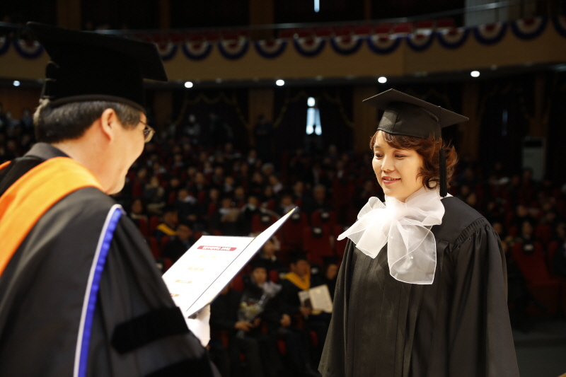 공로상 수상하는 정진옥 졸업생