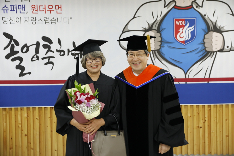 총장님과 기념촬영하는 졸업생들4