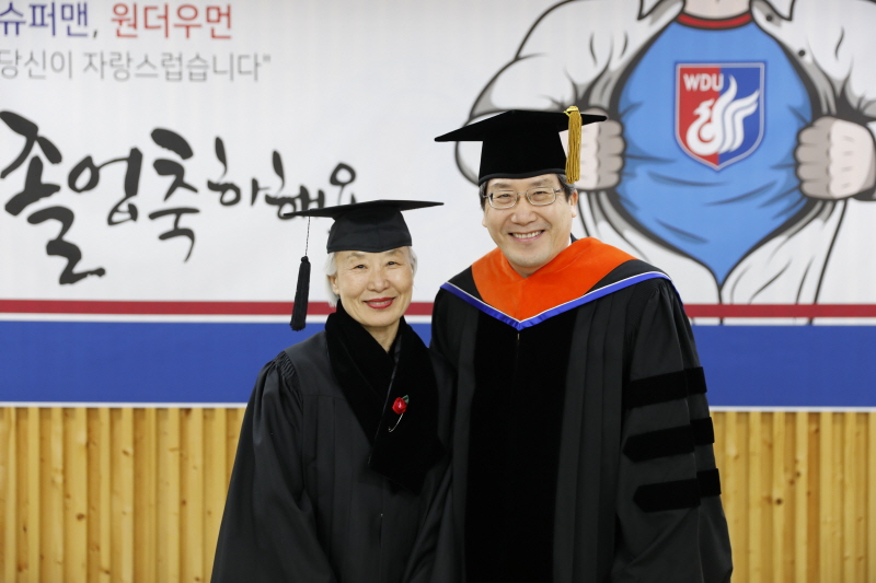 총장님과 기념촬영하는 졸업생들3