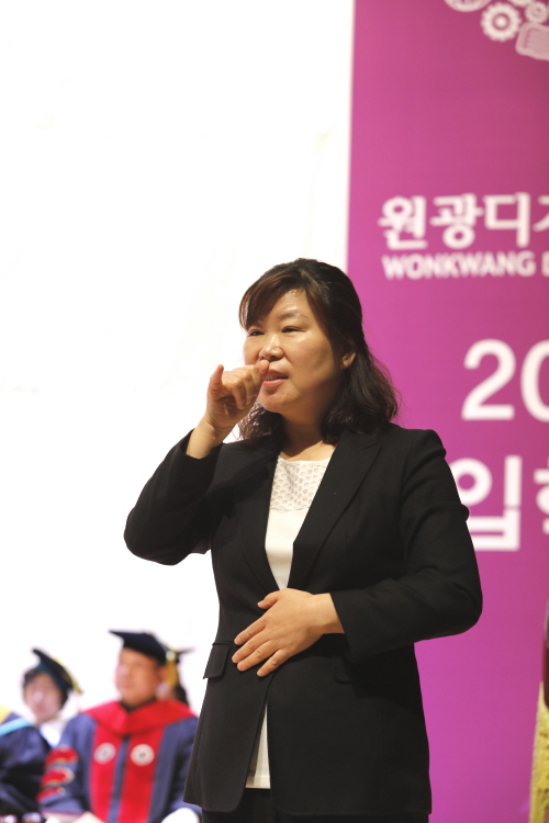 수화통역하는 모습