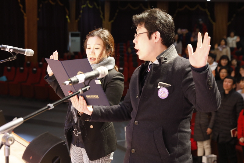 입학 선서하는 모습