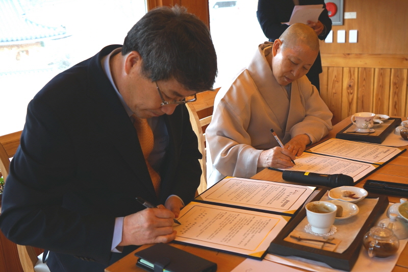 협약서 서명하는 남궁문 총장