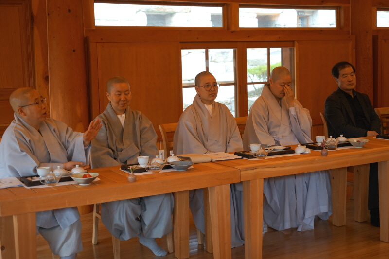 협약식 진행 중 담소 나누는 모습