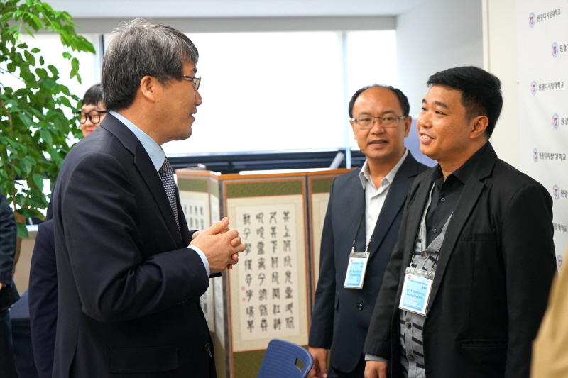 라오스 교수들과 인사하는 남궁문 총장