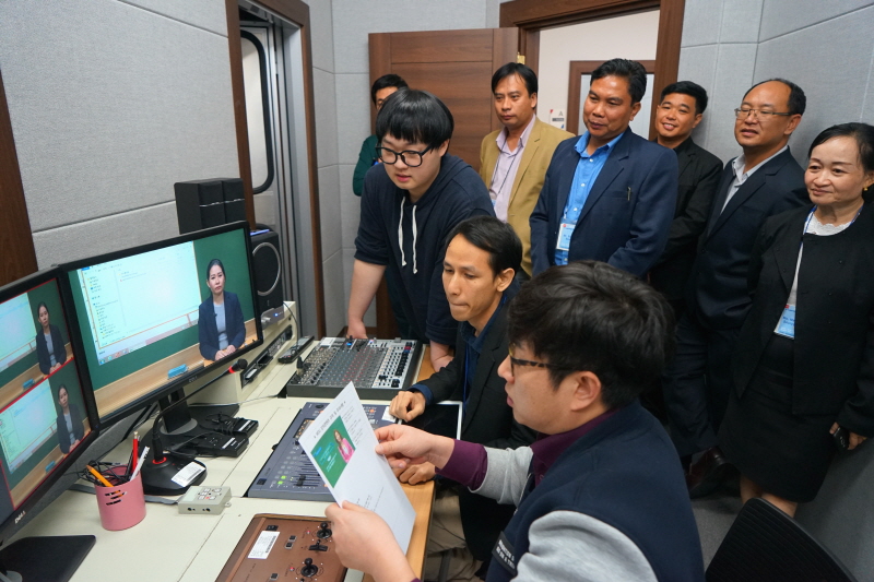 강의 촬영 스튜디오를 방문한 라오스 관계자들