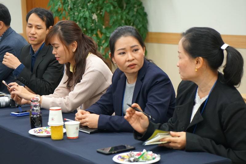 교육 일정을 논의하는 모습