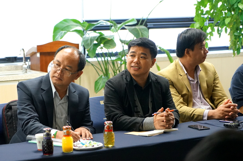 연수 일정을 경청하는 라오스 방문단