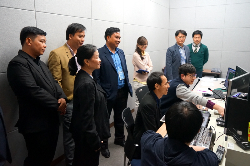 강의 촬영 기법에 대해 교육하는 모습