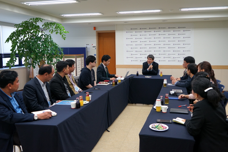 라오스 방문단을 환영하는 남궁문 총장