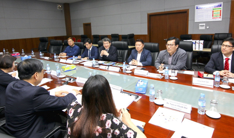 협력 방안 논의하는 모습