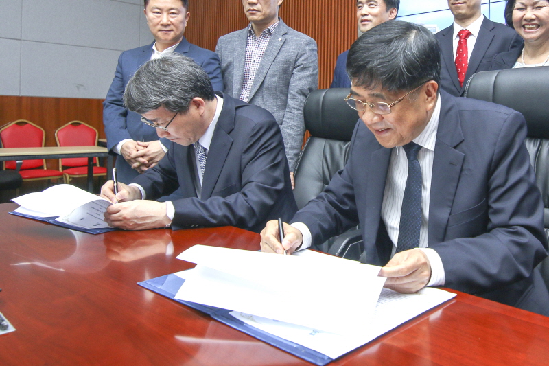 협약서에 서명하는 모습