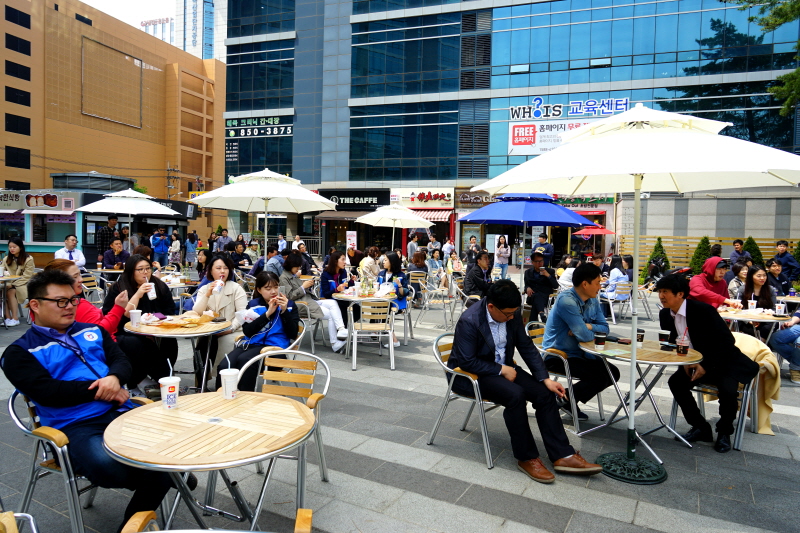 공연 관람하는 직장인들