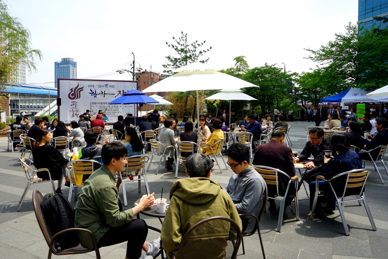 공연 관람하며 도시락 먹는 직장인들 모습