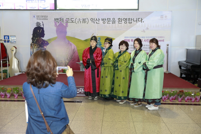 포토존 촬영하는 방문객들