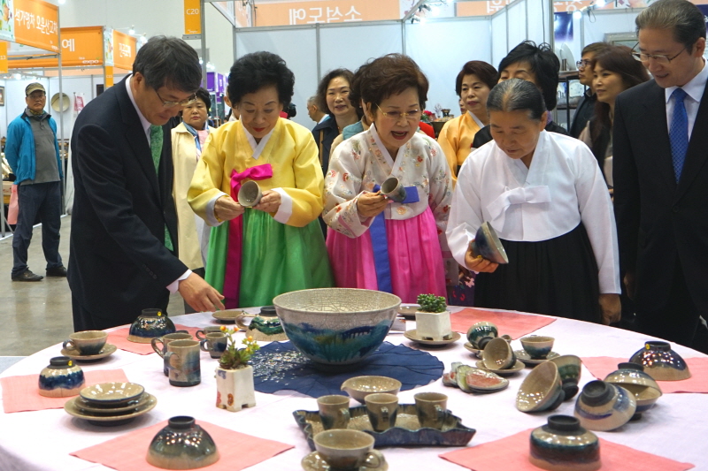 전시품 둘러보는 남궁문 총장