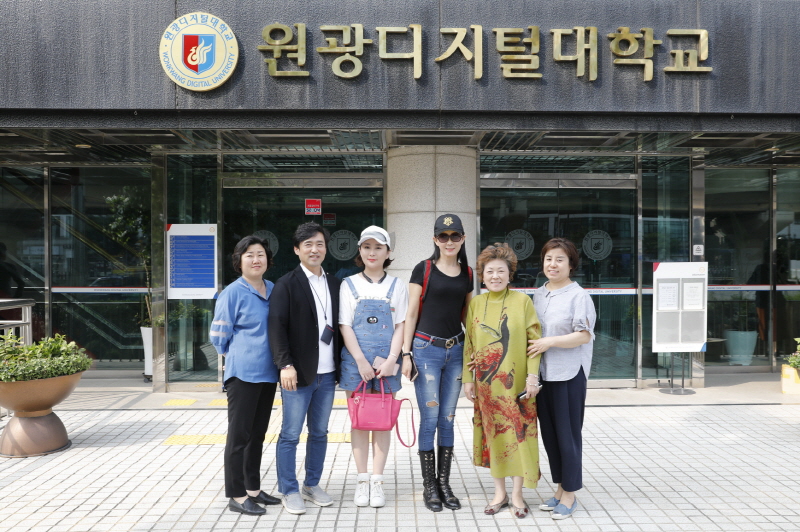 중국 위해소화모델학교 관계자들과 단체사진