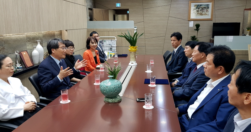 협력 사항을 논의하는 모습