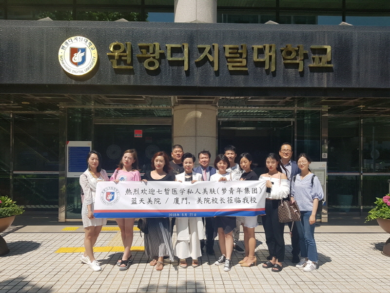 中방문단과 단체사진