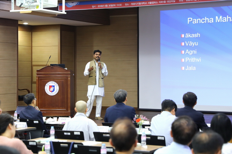 니디쉬 교수 발표하는 모습