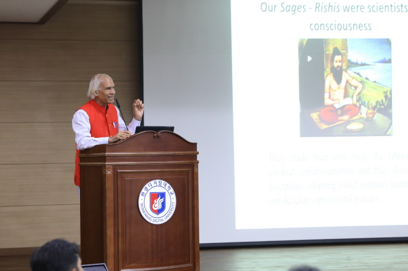 바짜스빠띠 부총장 발표 모습