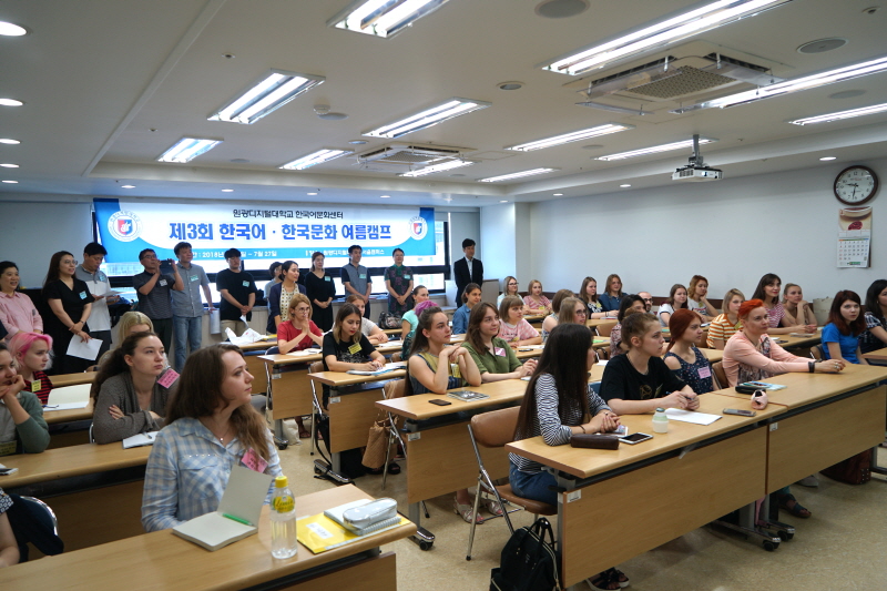 오리엔테이션을 듣는 학생들