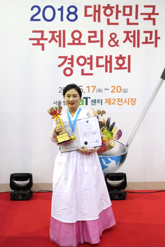 상을 받은 주은희 씨 모습