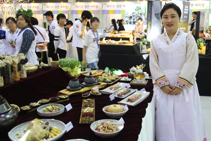 출품작 설명하는 주은희 씨