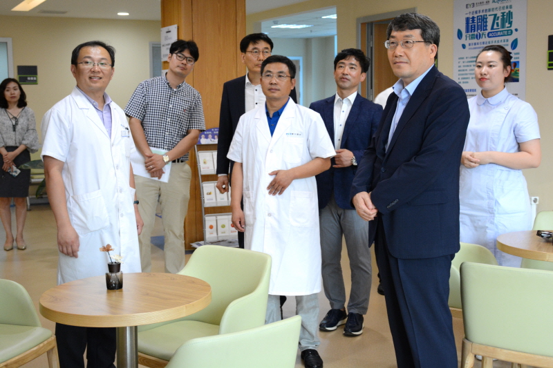 병원 둘러보는 관계자들 모습