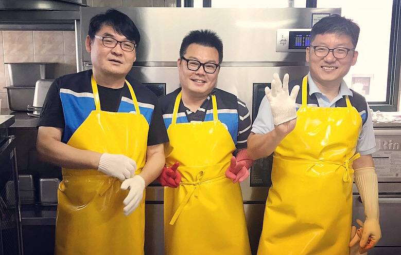 설거지 봉사 후 기념촬영