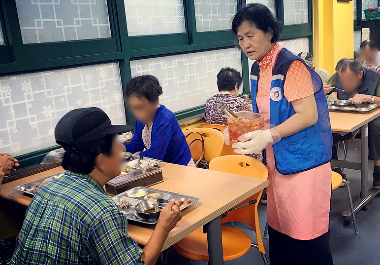 무료급식 봉사 모습