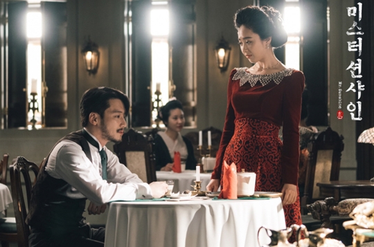 글로리호텔에서 커피를 마시는 김희성과 이를 바라보는 쿠도 히나