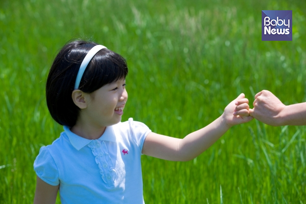 아이와 약속하는 사진