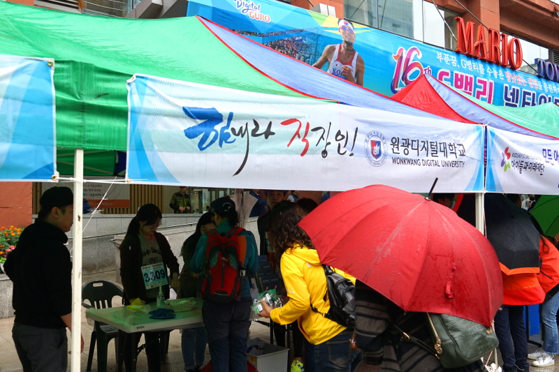 부스에서 무료나눔하는 모습