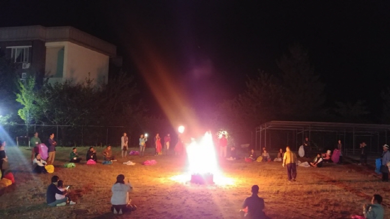 캠프파이어 하는 학생들