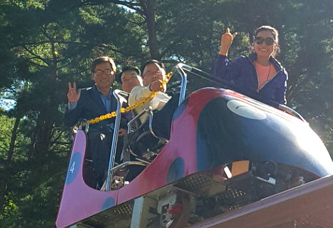 스카이 바이크 타는 학생들 모습