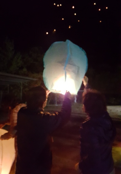 소원 풍등 날리는 학생들