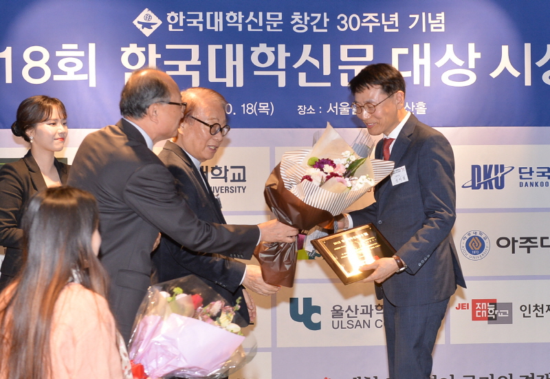 상패 수상 모습